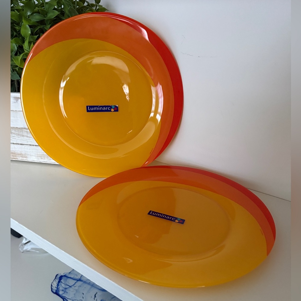 Luminarc Hawaii 2 Dinner Plates w/Orange & Yellow Gradient Design NEW